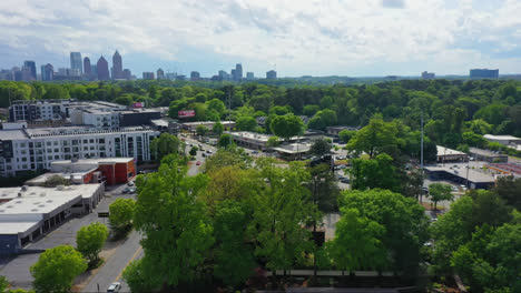 Luftaufnahme-Der-Vororte-Von-Atlanta-Mit-Natürlichen-Grünflächen-Und-Der-Skyline-Der-Innenstadt-Von-Atlanta-Und-Wolkenkratzern-Im-Hintergrund,-Georgia,-USA