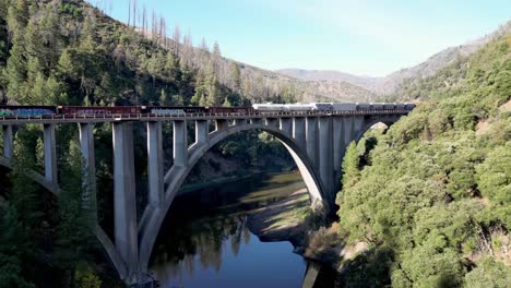 Westlicher-Pazifik-Feather-River-Eisenbahn-Zug-Unter-Brücke