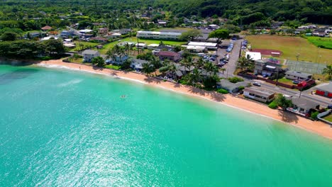 Kanufahren-Auf-Dem-Ruhigen-Blauen-Meer-Im-Sommer-In-Oahu,-Hawaii