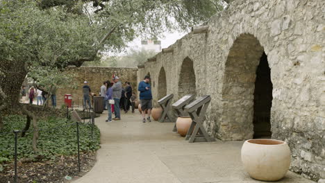 Long-Barrak-of-the-Alamo-in-San-Antonio,-Texas,-with-Tourists-Passing