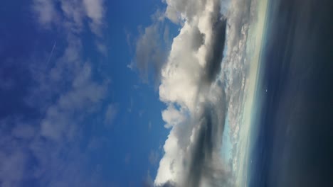 Vertikale-Luftaufnahme-Einer-Wolkenlandschaft-über-Dem-Mittelmeer,-Aufgenommen-Aus-Einer-Flugzeugkabine