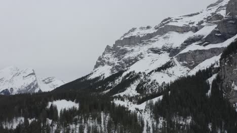 Schweizer-Winterberge-Drohnenvideo