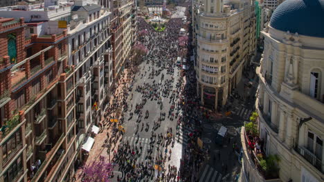 Timelapse-Dinámico-Captura-La-Plaza-Del-Ayuntamiento-De-Valencia-Llena-De-Multitudes-Para-El-Explosivo-Espectáculo-De-Fuegos-Artificiales-De-La-Mascletà