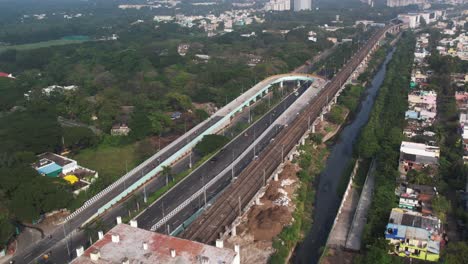 Toma-Aérea-Del-Puente-De-Ida-Y-Vuelta-En-La-Ciudad-India.