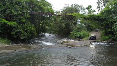 Side-by-Side-Tour-Durch-Den-Regenwald,-Geländefahrzeuge,-Fluss