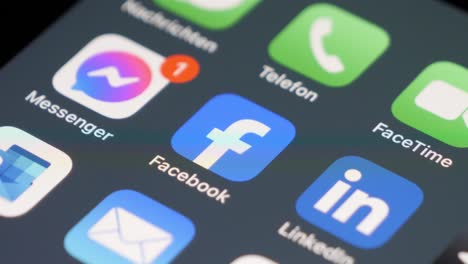 Nahaufnahme-Eines-Benutzers,-Der-Durch-Apps-Auf-Einem-Smartphone-Wischt,-Facebook-Symbol-Im-Fokus