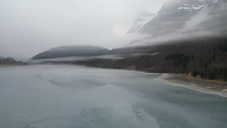 Klöntalersee-Glarus-Schweiz-Flug-Durch-Neblige-Seeszene,-Perfekt-Für-Zeitraffer