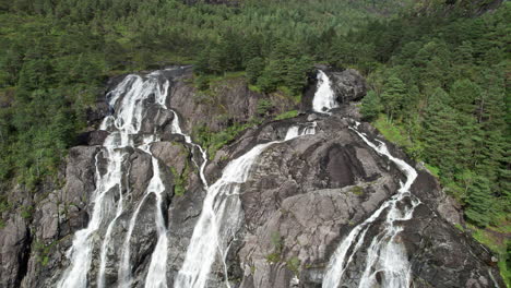 Luftaufnahme,-Von-Rechts-Nach-Links-Um-Die-Spitze-Eines-Breiten-Wasserfalls-Rotierend,-Laukelandsfossen,-Norwegen