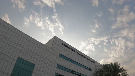 Timelapse-De-Nubes-De-Invierno-Pasando-Sobre-La-Escuela-De-Formación-De-Los-Emiratos-En-Dubai,-Emiratos-árabes-Unidos