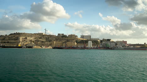 Malta,-Wunderschöne-Und-Schöne-Aufnahmen-Mit-Meerblick-Von-Den-Antiken-Ruinen-Und-Gebäuden-Von-Valletta