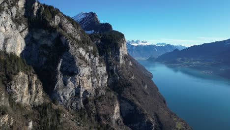 Amden-Weesen-Suiza-Vuelo-Hacia-Acantilados-Sobre-El-Colorido-Y-Famoso-Lago