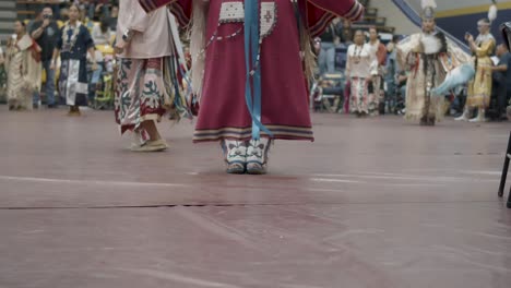 La-Energía-Vibrante-Y-La-Riqueza-Cultural-De-Las-Tradiciones-Indígenas-Con-Este-Cautivador-Material-En-Cámara-Lenta-Capturado-Desde-Un-ángulo-Bajo-En-El-Powwow-De-Bienvenida-De-Regreso-De-La-Universidad-De-Las-Naciones-Indias-De-Haskell.