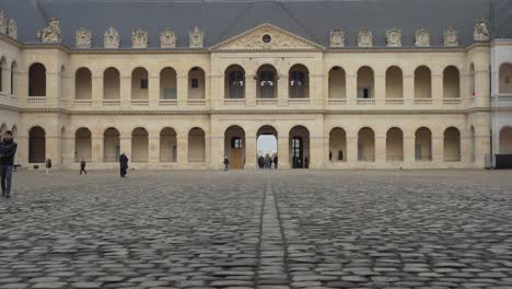 Les-Invalides-Wurde-Im-17.-Jahrhundert-Als-Heim-Und-Krankenhaus-Für-Französische-Soldaten-Im-Ruhestand-Konzipiert