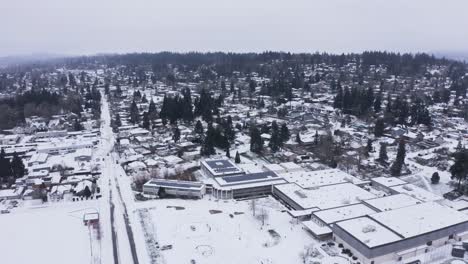 Kleine-Stadt-High-School-Und-Die-Umliegenden-Hügel-Nach-Einem-Schneesturm