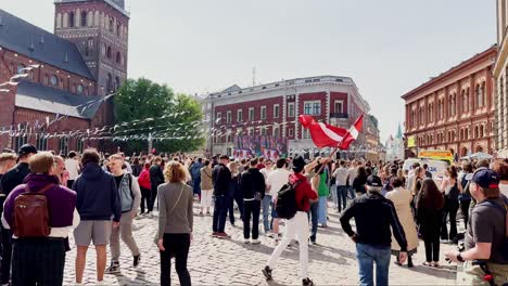 Riga,-Lettland,-Domplatz,-Leute-Schauen-Sich-Hockeyspiele-Auf-Outdoor-Bildschirmen-An