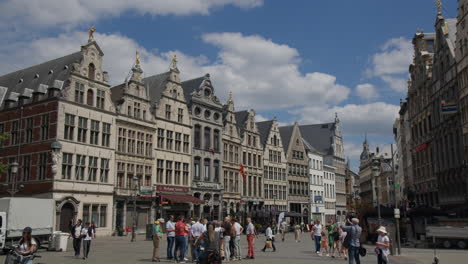 Touristen-Erkunden-Die-Zunfthäuser-Auf-Dem-Grote-Markt-In-Antwerpen,-Belgien---Weitwinkelaufnahme