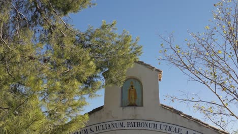 La-Ermita-Del-Populado-De-San-Julián-Acercándose-A-Su-Entrada,-Al-Preciado-Santuario-Que-Encarna-El-Rico-Patrimonio-Cultural-Y-El-Esplendor-Arquitectónico-Del-Mármol