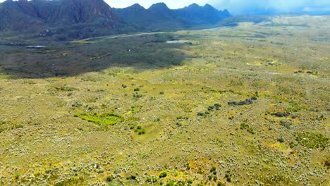 Mientras-El-Dron-Se-Eleva-Con-Gracia-Sobre-El-Terreno-Accidentado,-Disfrutarás-De-Vistas-Panorámicas-De-Extensos-Páramos-Y-Lagos-Cristalinos-Que-Brillan-Como-Joyas-A-La-Luz-Del-Sol.