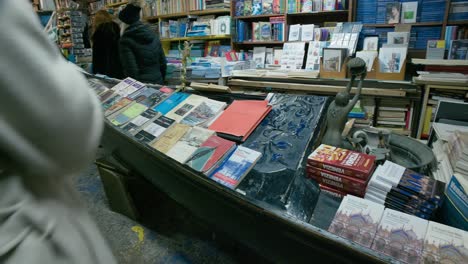 Librería-Acqua-Alta:-Libros-En-Góndola-Veneciana