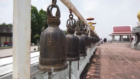 Grandes-Campanas-Antiguas-De-Metal-En-El-Templo-Tailandés.