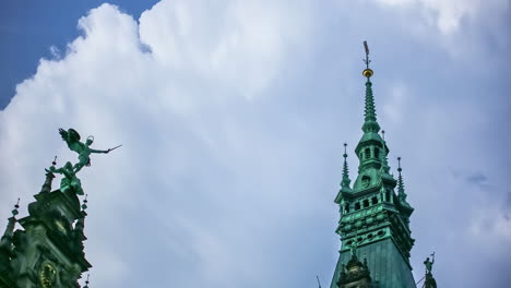 Toma-De-Timelapse-De-Las-Torres-De-Edificios-Históricos-En-Praga,-República-Checa-Con-Nubes-Blancas-Pasando-Durante-El-Día