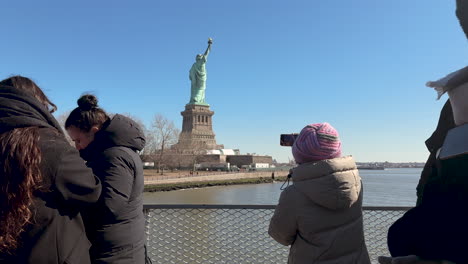 Frau-Fotografiert-Die-Freiheitsstatue-Von-Der-Fähre-Aus