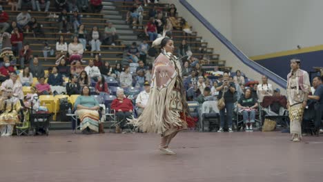 Indigene-Kultur-Mit-Diesem-Bezaubernden-Zeitlupen-Filmmaterial,-Das-Eine-Dame-In-Traditioneller-Kleidung-Beim-Willkommens-Powwow-Der-Haskell-Indian-Nations-University-Zeigt