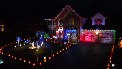 Haus-Mit-Bunten-Weihnachtslichtern-Und-Festlicher-Dekoration-In-Der-Nacht-Geschmückt