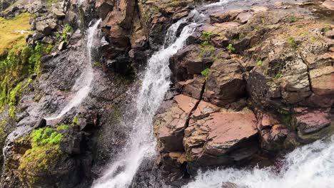 Stehen-In-Der-Nähe-Der-Kante-Des-Glymur-Wasserfall-Fließt-In-Den-Canyon