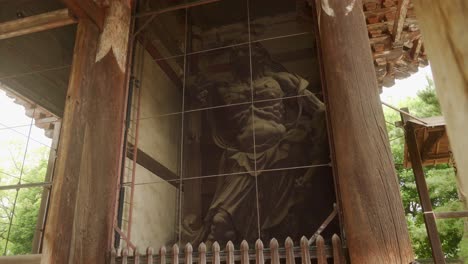 Looking-Up-At-muscular-guardians-in-the-Great-South-Gate,-commonly-known-as-the-“Ni-ō-of-Tōdai-ji