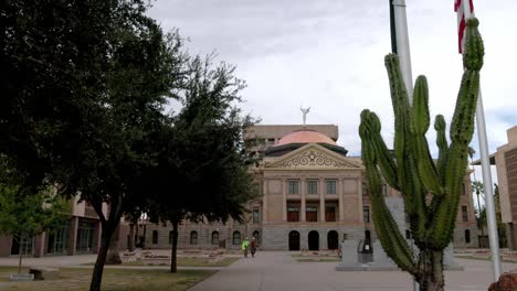 Edificio-Del-Capitolio-Del-Estado-De-Arizona-En-Phoenix,-Arizona-Y-Cactus-Plant-Con-Vídeo-Panorámico-De-Derecha-A-Izquierda