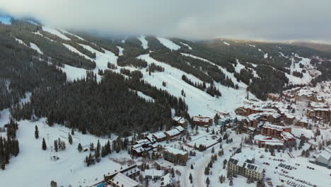 Sonne-Gipfel-Neblig-Wolke-Schicht-Winter-Schneebedeckt-Früher-Morgen-Sonnenaufgang-Luftdrohne-Kupfer-Berg-Colorado-Skigebiet-I70-Eagle-Flyer-Lift-East-Village-Snowboarden-Halfpipe-Ikon-Epic-Pass-Vorwärts-Schwenken-Nach-Oben