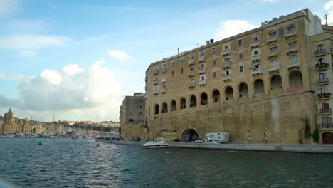 Malta,-Wunderschöne-Und-Schöne-Aufnahmen-Mit-Meerblick-Von-Den-Antiken-Ruinen-Und-Gebäuden-Von-Valletta