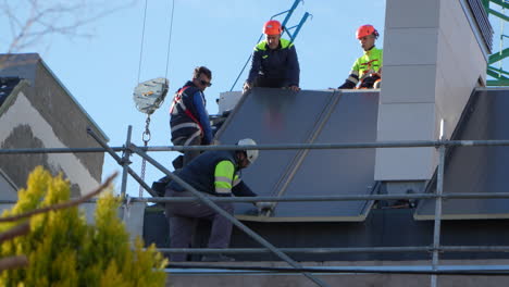 Trabajadores-Montando-Paneles-Solares-Como-Techo-En-Una-Casa