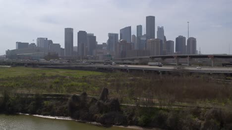 Toma-De-Drones-Del-Centro-De-Houston,-Texas,-En-Un-Día-Soleado-De-Alto-Contraste.