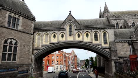 Statische-Aufnahme-Der-Stone-Bridge-Aus-Niedriger-Perspektive-An-Einem-Bewölkten-Tag-In-Dublin,-Irland