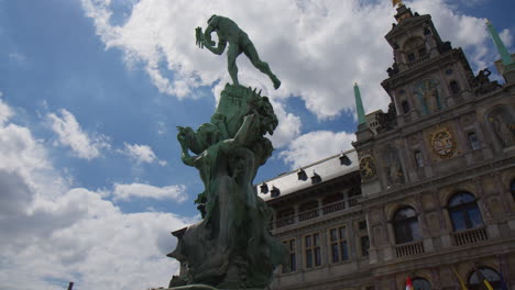 El-Monumento-Brabo-Se-Encuentra-Frente-Al-Ayuntamiento-De-Amberes-En-Bélgica---Toma-De-ángulo-Bajo