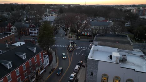 Verkehr-Auf-Der-Kreuzung-Einer-Kleinen-Amerikanischen-Stadt-Nach-Sonnenuntergang