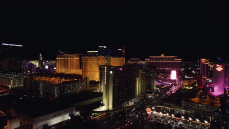 Strip-De-Las-Vegas-Por-La-Noche,-Toma-De-Drones-De-Edificios-De-Casinos-Y-Hoteles-Iluminados,-Nevada,-EE.UU.