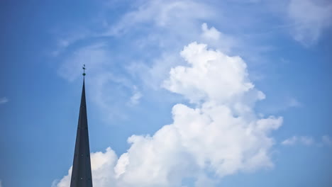 Zeitrafferaufnahme-Aus-Niedrigem-Winkel-Des-Schmalen-Turms-Einer-Kirche-In-Der-Tschechischen-Republik,-Prag-Bei-Tageslicht