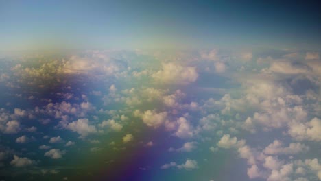 Vista-De-Las-Nubes-Desde-El-Avión-Sobre-El-Mar-Con-Efecto-Arcoiris.