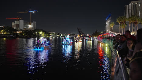 Menschenmenge,-Die-Mit-Hellen-Und-Bunten-Lichtern-Geschmückte-Boote-Bei-Einer-Weihnachtsbootsparade-In-Tampa,-Florida,-Beobachtet-Und-Genießt,-Weitwinkelaufnahme