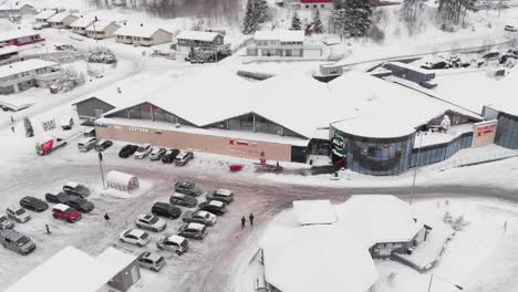 Centro-Comercial-Cubierto-De-Nieve-Con-Autos-Estacionados-Afuera-En-Invierno-En-Kragero,-Noruega