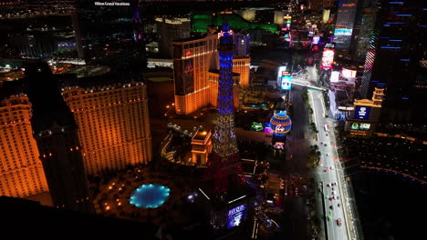 Vista-Aérea-Rodeando-La-Torre-Eiffel-Iluminada,-Noche-En-Las-Vegas,-Estados-Unidos