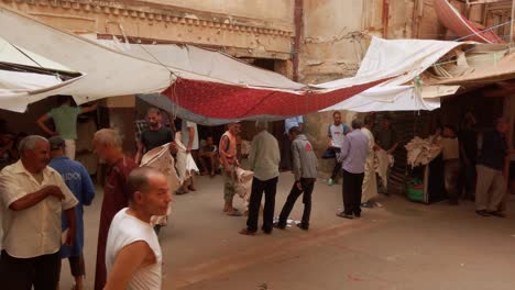 Panoramic-view-of-the-local-traditional-leather-marketplace-with-buyers-and-sellers-in-Fez,-Morocco