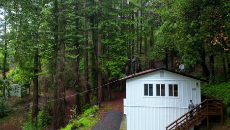 Vista-Aérea-Frente-A-Una-Casa-En-El-Monumento-Nacional-De-Muir-Woods,-En-Ca,-Estados-Unidos