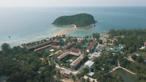 Zeitlupen-Drohnenaufnahme,-Die-Ein-Resort-An-Der-Küste-Von-Koh-Phangan,-Thailand-Zeigt