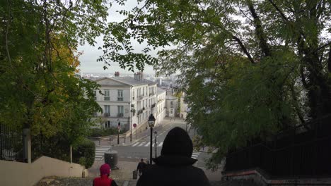 Menschen-Steigen-Im-Frühherbst-Im-Stadtteil-Montmartre-Treppen