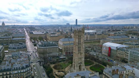 Torre-Saint-Jacques-Y-Plaza-Con-La-Torre-Montparnasse-Al-Fondo,-Boulevard-De-Sebastopol-En-París,-Francia