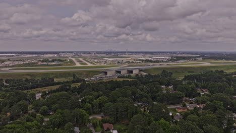 Atlanta-Georgia-Antena-V939-Drone-Sobrevuelo-College-Park-Y-Hapeville-Capturando-El-Centro-De-Instalaciones-De-Carga-Sur-En-El-Aeropuerto-Atl-Hartsfield-Durante-El-Día---Filmado-Con-Mavic-3-Pro-Cine---Mayo-De-2023